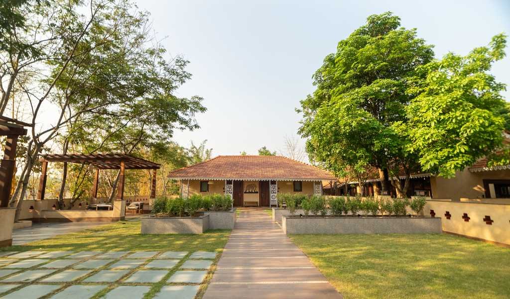 exterior of meru vann in kanha national park
